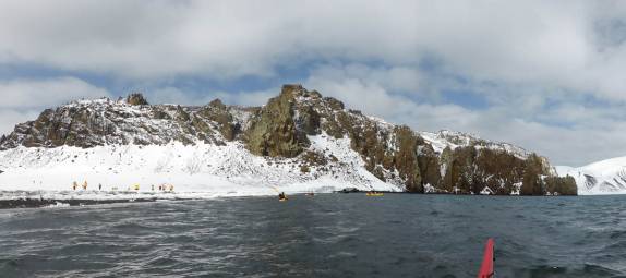 Remando na grande baía de Deception Island, na Antártida, outrora a cratera de um vulcão!